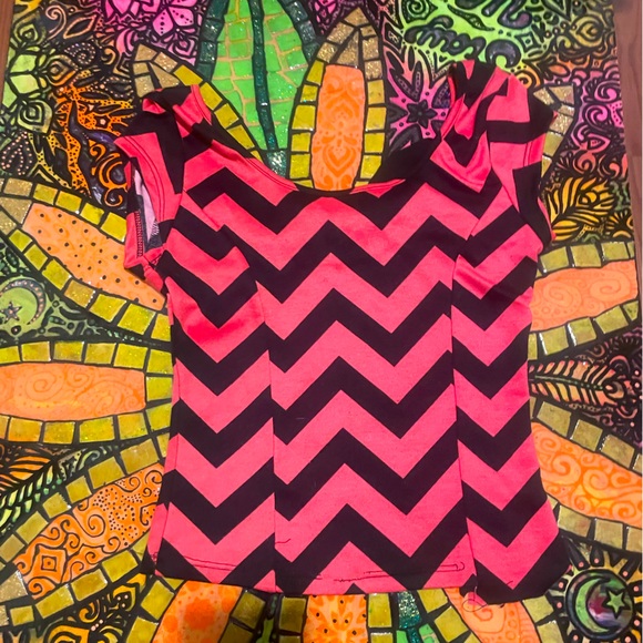 Small, pink, zig zagged, Aeropostale scrip Top. - Picture 2 of 4